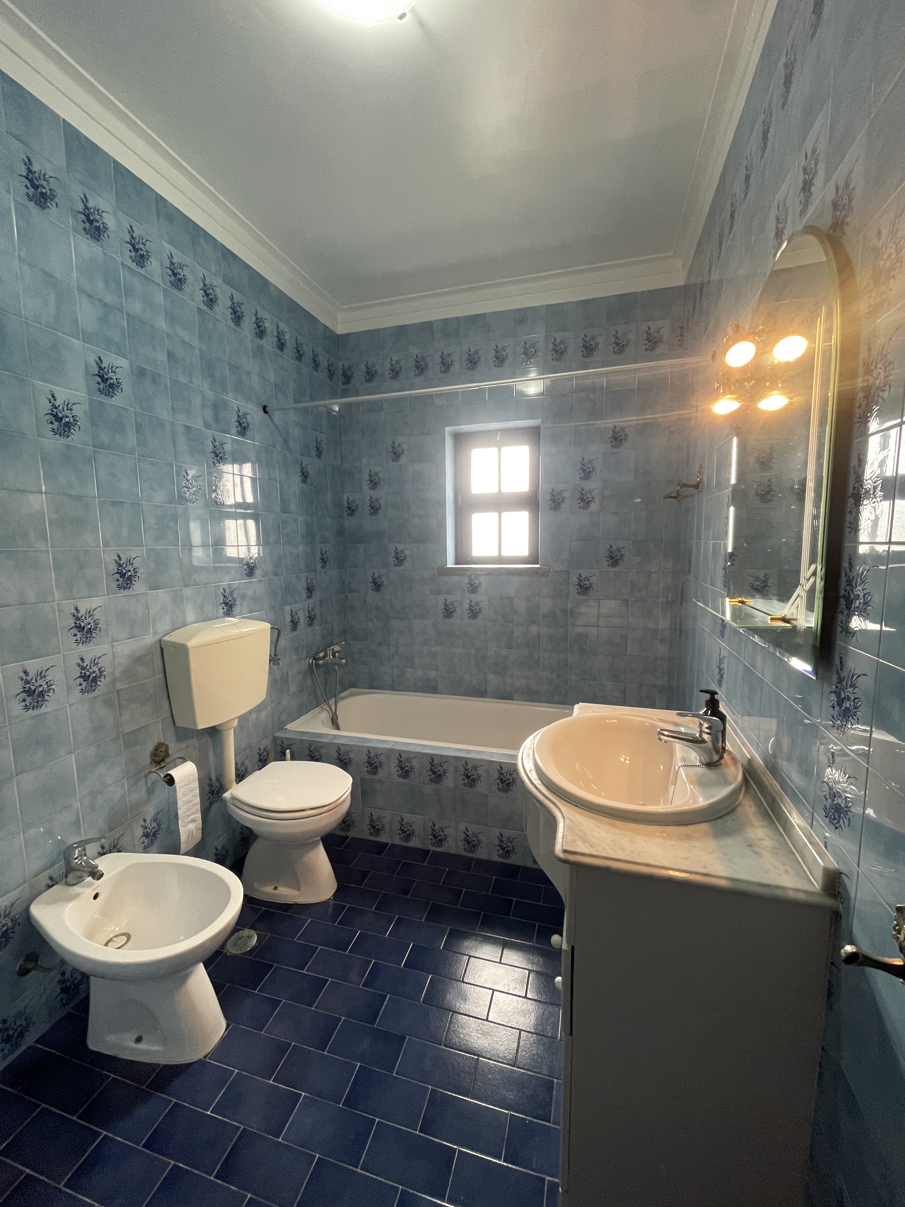 Großes Bad mit Badewanne