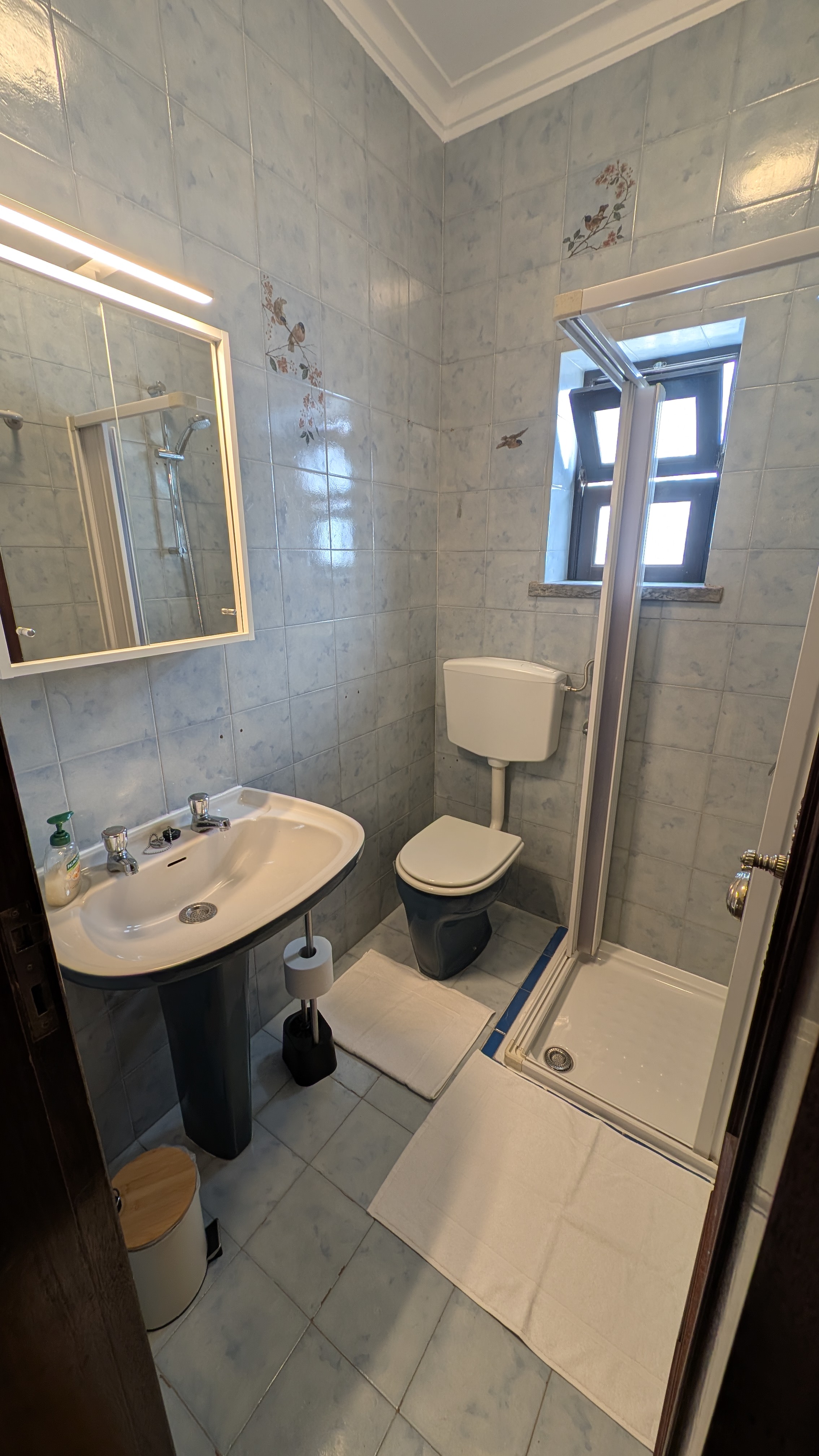 Kleines Bad mit Dusche